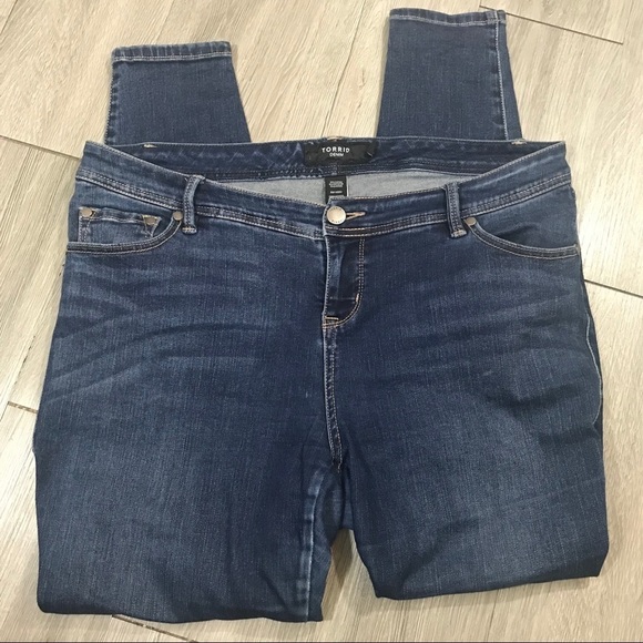 Torrid MediumWash Mid-Rise Tapered Leg Jeans          ‎ size 14R - Picture 2 of 6